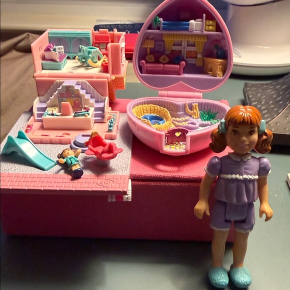 Charming Dollhouse Playset with Heart Case - Picture 2 of 8